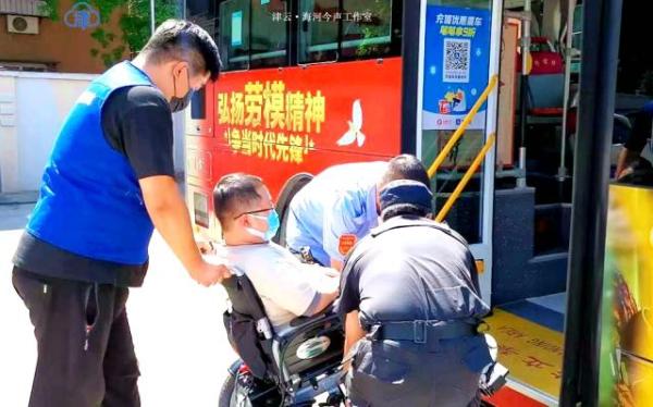【走基層】新舉措！殘疾人可攜電動輪椅乘公交——市公交集團助殘惠殘出新招
